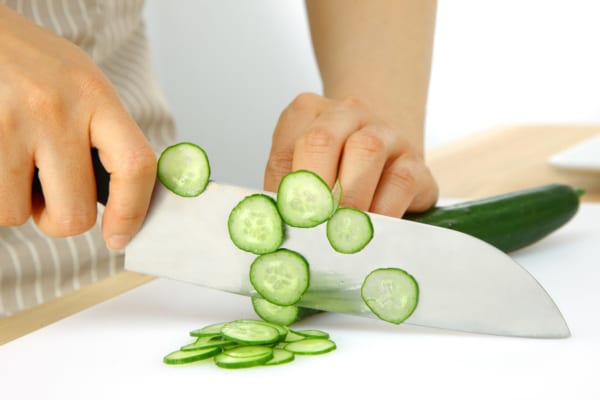 切った野菜が「包丁に貼りつかない裏ワザ」超便利！知らなきゃ損な方法とは？