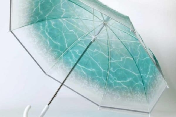 【今日は何の日？】まるで海の中！雨の日の気分がUPする折れにくいビニ傘！