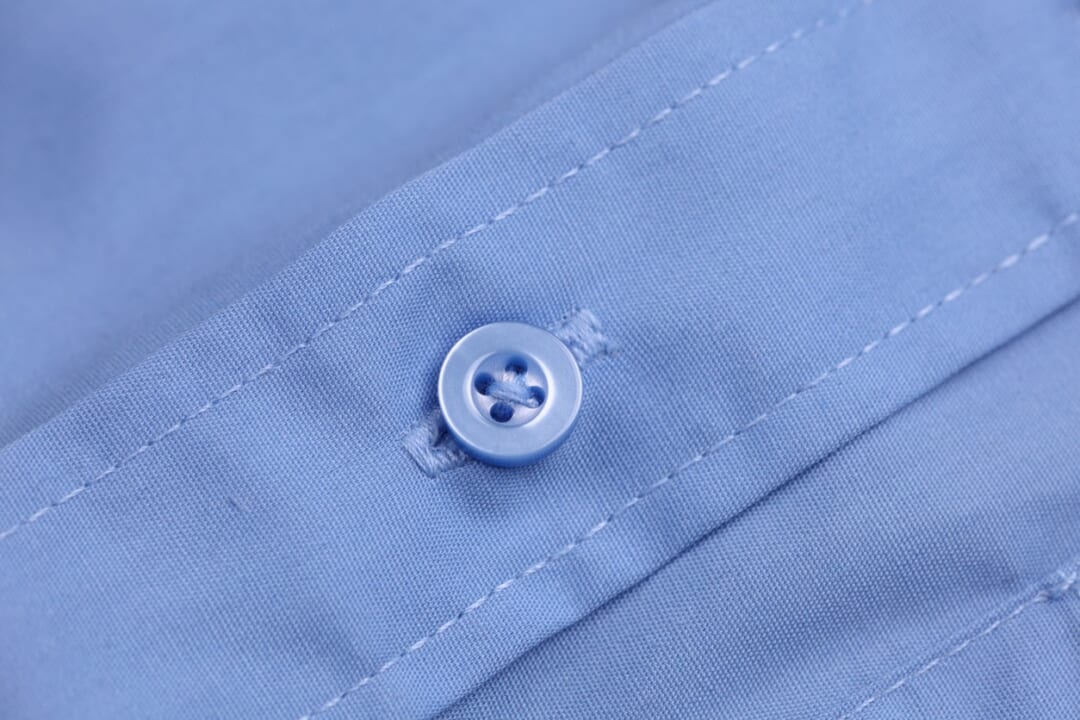 「服のボタンが取れにくくなる裏ワザ」が超便利！針と糸がいらない付け直し方も