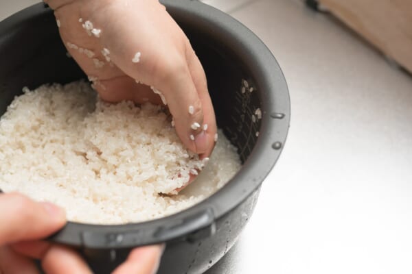 お米を研ぐ時【やめるべき4つの習慣】美味しく炊くための「正しい研ぎ方」とは