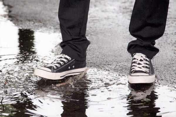 突然の雨でも「靴が濡れない」究極の便利グッズ発見！ゲリラ豪雨も怖くない！
