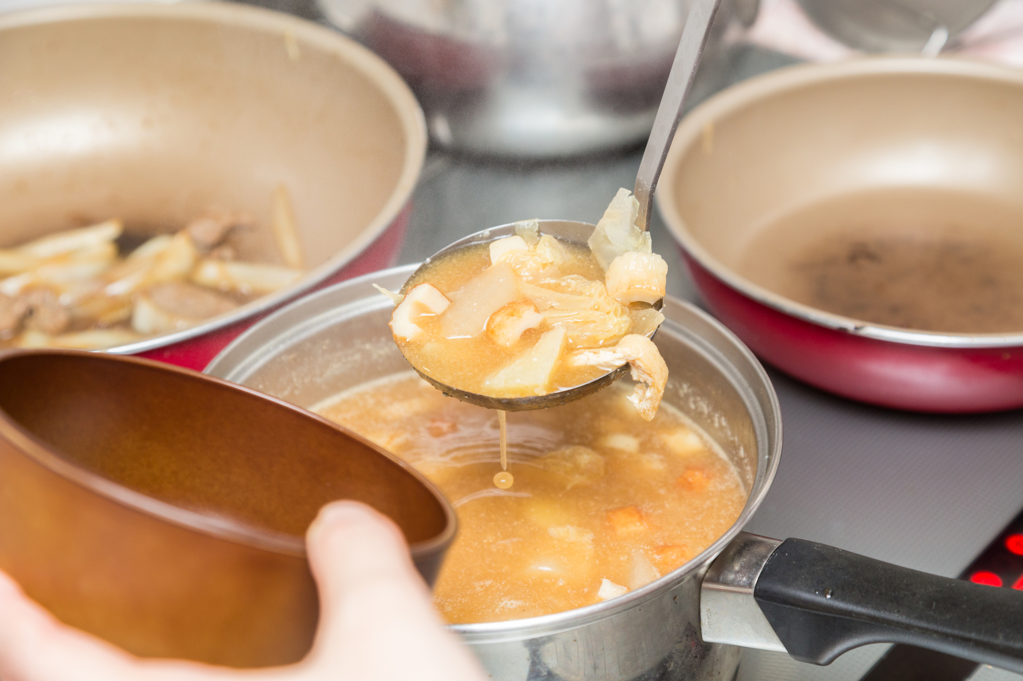 汁物をすくう時「ポタポタ落ちない裏ワザ」が便利すぎ!もうキッチン汚さない♪