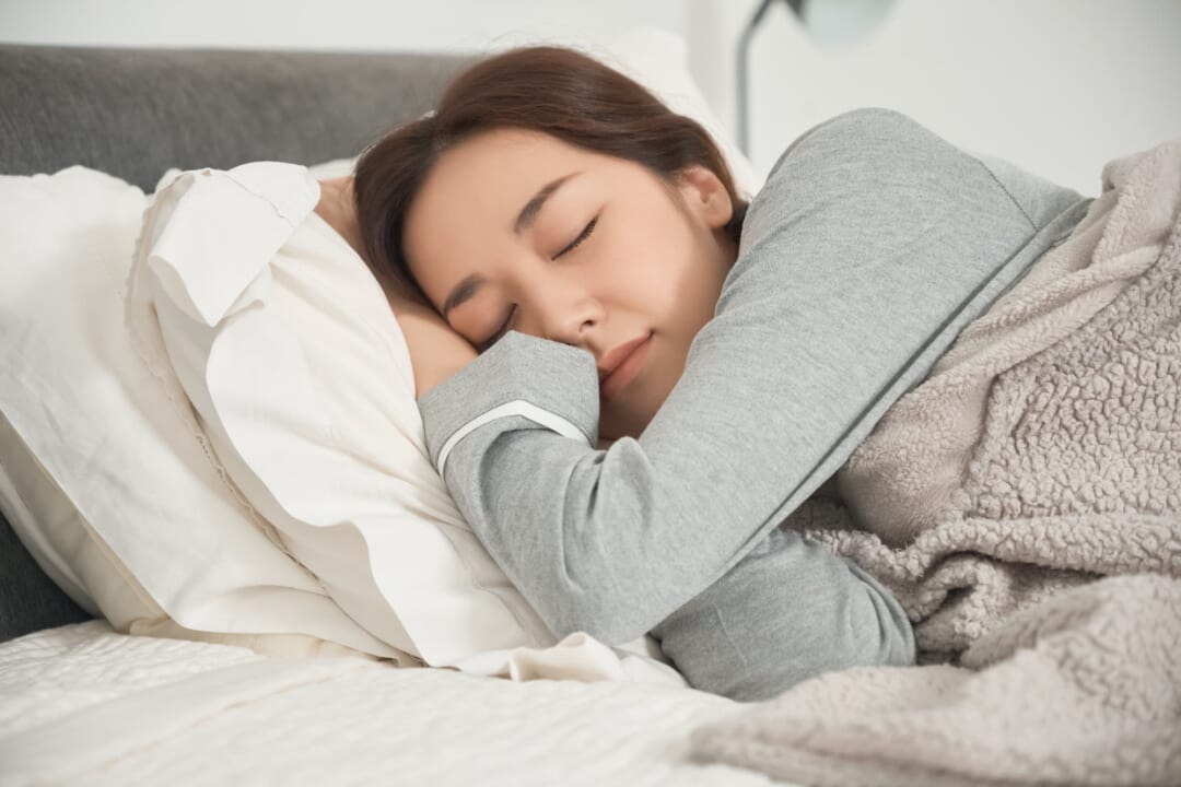 「ぐっすり眠るため」に今日からできる4つのこと。心地よく眠れるパジャマも紹介♪