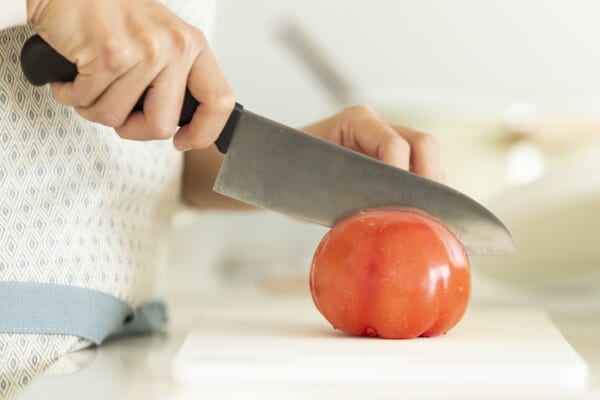 『トマトを潰さずに切る裏ワザ』が簡単すぎ！「切れ味が悪い包丁」でもOK！？