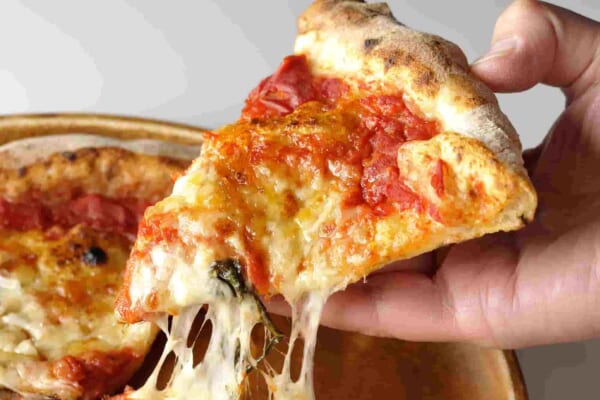 冷めたピザを「出来たてのもっちり食感に戻す」温めなおし裏ワザ、やらなきゃ損！
