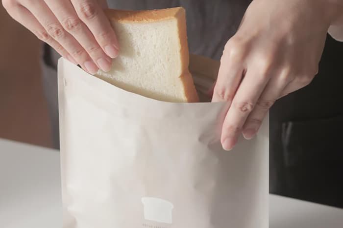 『食パンの冷凍』ラップはNG？美味しいまま保存できると大絶賛の便利グッズとは
