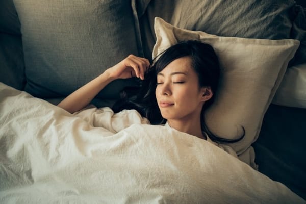 「夜寝つけない人」は試すべし！息するだけで眠くなる超カンタンな入眠法とは