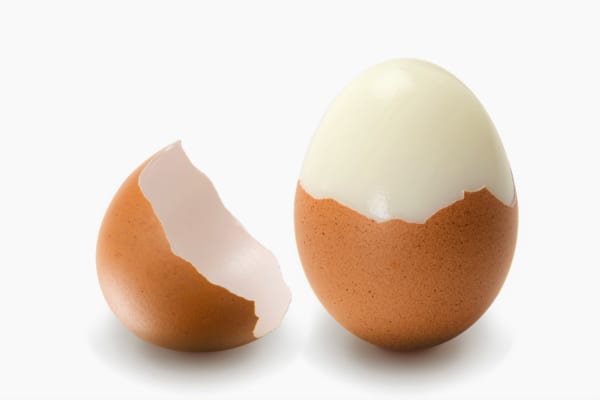 ゆで卵の殻が「一瞬でつるっと剥ける裏ワザ」便利すぎて知らなきゃ損！
