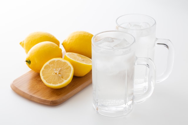 炭酸飲料とレモン