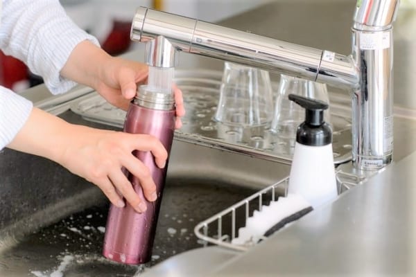 「狭い水筒を簡単に洗える裏ワザ」が超便利！手が入らなくてもOKな方法？！